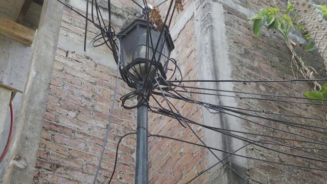 Luminaria 2 Luminaria descompuesta causa accidentes en calle Amapas