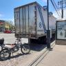 Tráiler choca con poste y casi lo derriba 2 Tráiler choca con poste y casi lo derriba