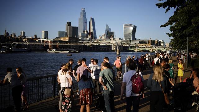 Inglaterra levanta casi todas las restricciones pese a aumento de contagios Población sin uso de cubrebocas ni medidas en Londres