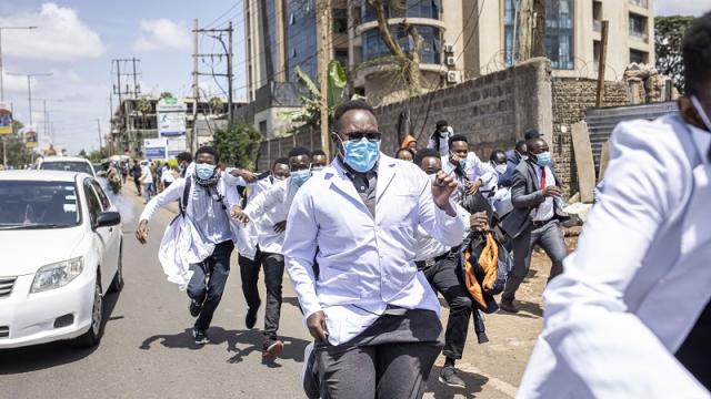 Policía de Kenia reprime protesta de universitarios con gas lacrimógeno Protesta de universitarios en Kenia por aumento de matriculas