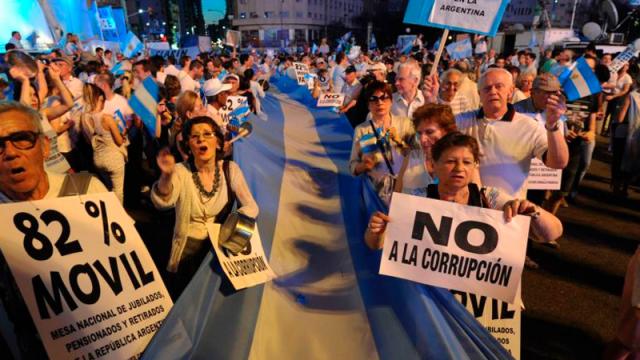 16-Argentina Protestan contra Fernández por festejo en pandemia