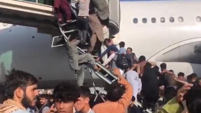 Caos en Kabul: Afganos se aferran a los aviones para salir del territorio Aeropuerto de Kabul en caos