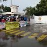 Esperan ciudadanos a AMLO afuera de la zona naval Esperan ciudadanos a AMLO afuera de la zona naval