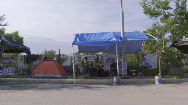 Momentos indignos pasan familiares de enfermos covid en la clínica No. 33 Familiares de enfermos Covid acampan a las afueras de la Clínica No. 33 del IMSS