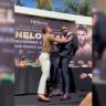 Conferencia entre "Canelo" y Caleb Plant termina en golpes Los boxeadores terminan en golpes en una conferencia de prensa.