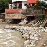 Vecinos viven atemorizados ante las crecidas del río Cuale Crecidas del río Cuale ponen en riesgo a familias.