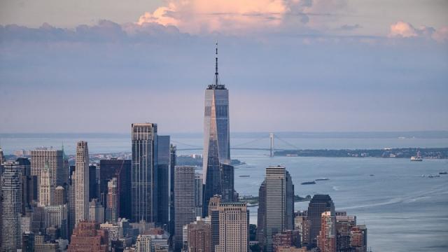 El anuncio que "predijo" el impacto de un avión contra Torres Gemelas Manhattan en Nueva York. Rascacielos reemplazó a las Torres Gemelas.