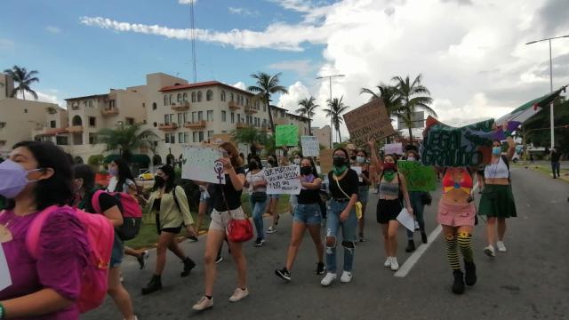 Jóvenes vallartenses marchan por un aborto legal y seguro en Jalisco Marcha para despenalización del aborto en Jalisco