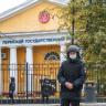 Estudiante mata a 6 personas en un tiroteo en Rusia Los agentes de policía patrullan el edificio del campus de la Universidad Nacional de Investigación del Estado de Perm, en la ciudad de Perm, a unos 1.300 kilómetros (800 millas) al este de Moscú el 20 de septiembre de 2021, luego de un tiroteo.