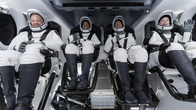 Primeros turistas de SpaceX esperan su viaje al espacio en "furgoneta" Primer tripulación de civiles en SpaceX