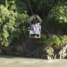 Vecinos cruzan el Cuale en la canastilla de la CONAGUA 3 Cruzan el cuale en canastilla