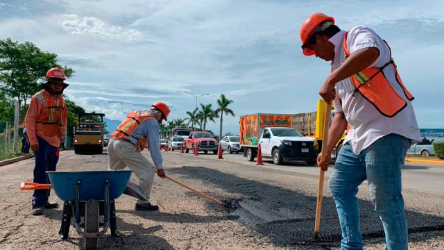 Abatir la problemática de la vialidad: uno de los propósitos del actual Ayuntamiento Reparan las vías laterales del puente de Mezcales