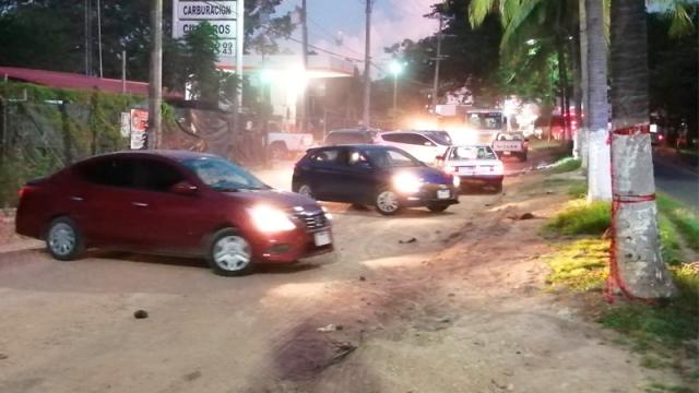 Sigue cerrada parcialmente la avenida de ingreso al Pitillal por obra suspendida del SEAPAL obra de reparación del colector en la avenida Prisciliano Sánchez