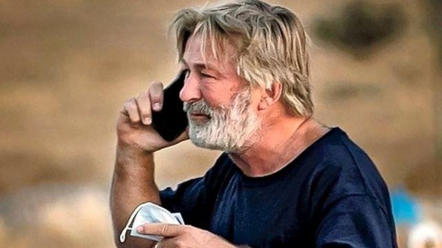 Jefa de armas y asistente de dirección están en la mira en caso Baldwin Alec Baldwin en el set de Rust momentos después del incidente.