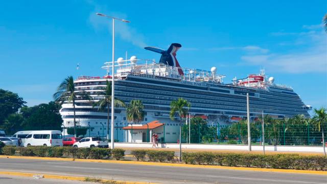 Arriba por decima ocasión Carnival Panorama con 2 mil 500 pasajeros atracó en el muelle uno
