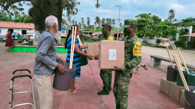 Entregan apoyos a población afectada por Nora Militare entregando apoyos a la población