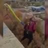 Muere mujer al caer de un bungee Video de mujer que cae de bungee de 25 metros de altura