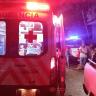 Navajean a joven en Ramblases Ambulancia atendiendo a un herido