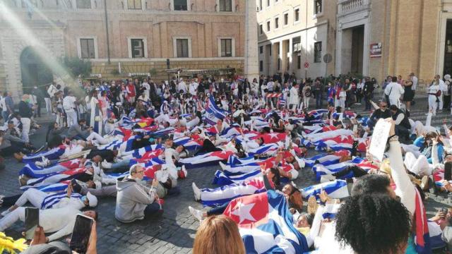 Se viraliza presunta protesta de cubanos afuera del Vaticano Presunta protesta de cubaos en el Vaticano