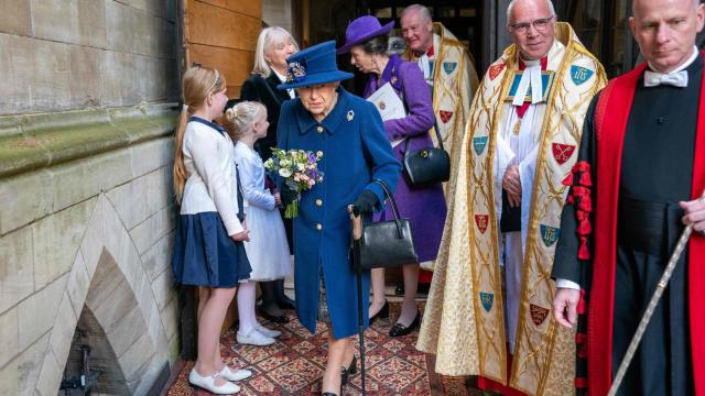 Sorprende la reina Isabel II usando bastón por primera vez a sus 95 años La reina Isabel II en en la abadía Westminster, Londres