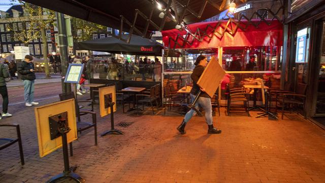 Policía detiene a pareja que huyó de cuarentena por Covid-19 en Holanda Ámsterdam, Holanda