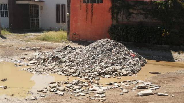 Abusan de la falta de vigilancia para tirar escombros en la calle Escombros en calle Rosa en la Floresta