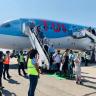 Llegan casi 300 pasajeros desde Londres a Vallarta 2 Pasajeros bajando de avión