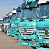 Los retos del transporte por tierra Camiones estacionados