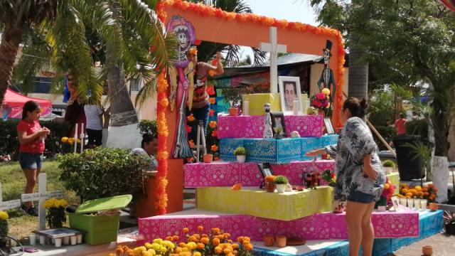 Panteones y altares le dieron colorido al Día de Muertos en Bahía de Banderas Panteones lucen coloridos en el Día de Muertos en Bahía de Banderas