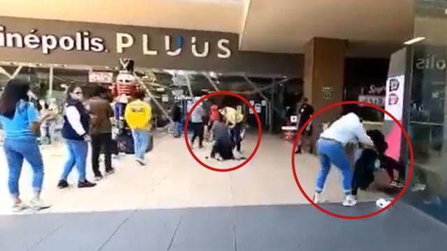Jóvenes se agarran a golpes en la preventa de Spider-Man en Cuernavaca Pelea en cine de plaza comercial en Cuernavaca, Morelos