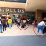 Jóvenes se agarran a golpes en la preventa de Spider-Man en Cuernavaca Pelea en cine de plaza comercial en Cuernavaca, Morelos
