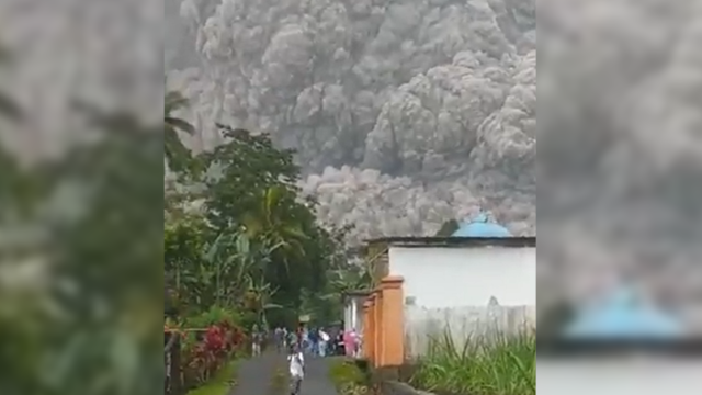 Volcán entra en erupción en Indonesia Erupción de volcán en Indonesia
