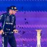 Hamilton gana caótico Gran Premio de Arabia Saudita Lewis Hamilton celebrando en el pódium tras ganar el Gran Premio de la Fórmula Uno en Arabia Saudita