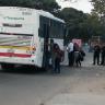 Prohíbe gobierno del estado más camiones para Vallarta 2 Personas subiendo a camión