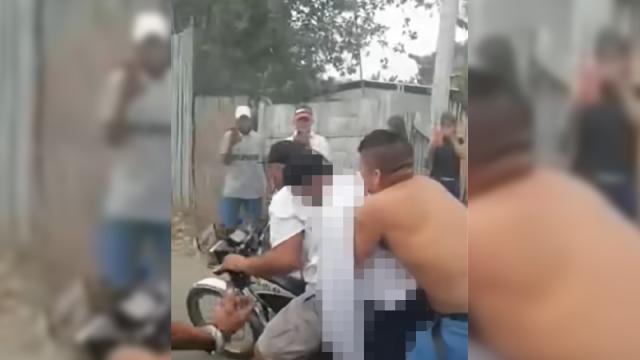 Sacan cuerpo de ataúd para darle un ultimo paseo en moto Familiares dan un ultimo paseo en moto a cadáver