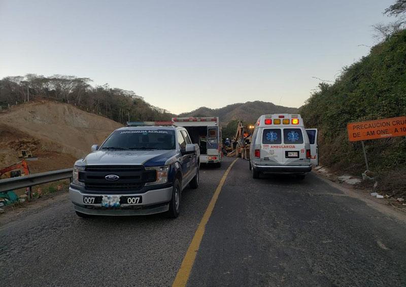 Accident on highway 200 between the Tizate cruise and El Guamúchil