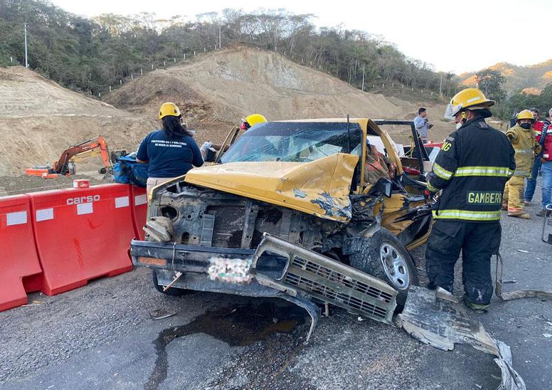 Accident on highway 200 between the Tizate cruise and El Guamúchil