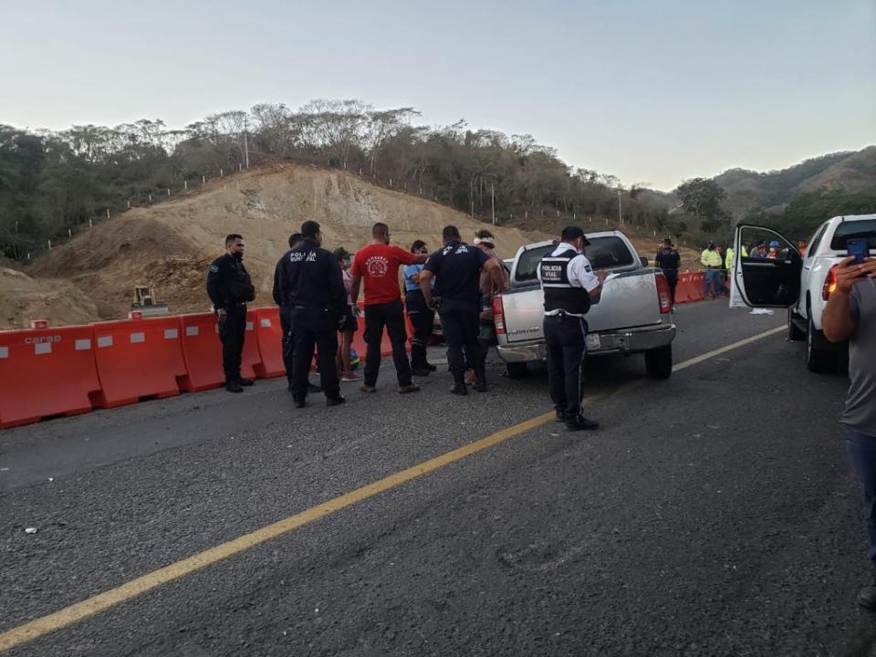 Accident on highway 200 between the Tizate cruise and El Guamúchil