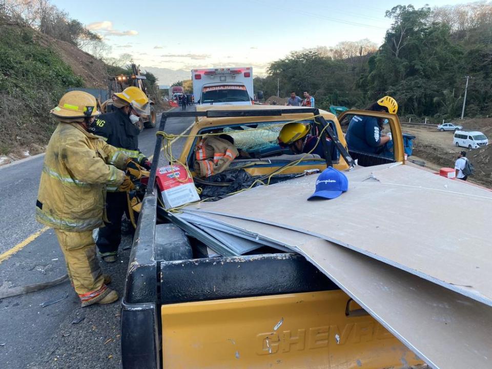 Accident on highway 200 between the Tizate cruise and El Guamúchil