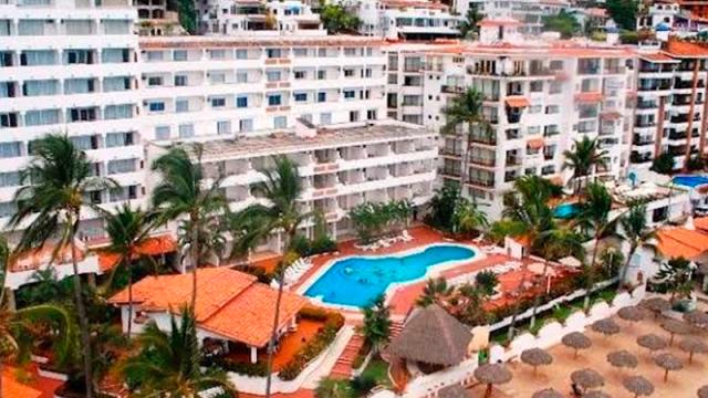 Un hotel tradicional y con buen trato genera huéspedes por generacione Bell-boys-Vallarta