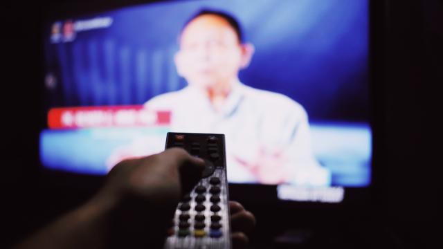 Universidades y cadenas de TV unen fuerzas para llevar educación de calidad a emprendedores Control remoto apuntando a una televisión