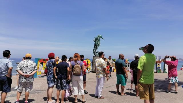 Turistas recomiendan Vallarta para visitar Turistas en malecón