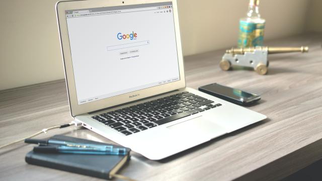 Consultor SEO: qué es y cuáles beneficios traerá a tu página el contratar sus servicios Laptop con el navegador de Google en la pantalla
