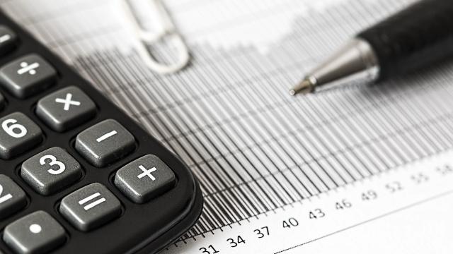 Estas son las razones por las que el SAT puede restringir la utilización de tu certificado de sello digital Calculadora y una hoja de impuestos sobre la mesa