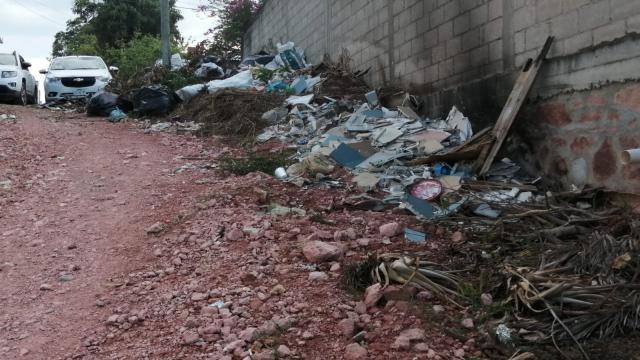 Agarran a la calle Hidalgo como basurero clandestino Calle Hidalgo en la colonia El Calvario
