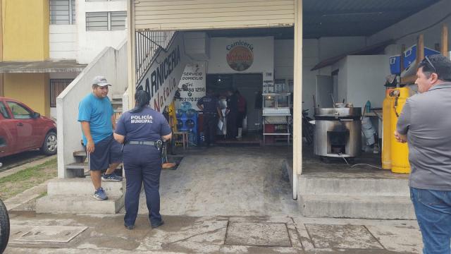 Asaltan a mano armada una carnicería en Ixtapa; se llevaron 30 mil pesos Policía municipal afuera de una carnicería en Ixtapa