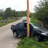 Choca contra dos lámparas y huyen dejando el vehículo en San Clemente Auto destrozado tras chocar con un poste