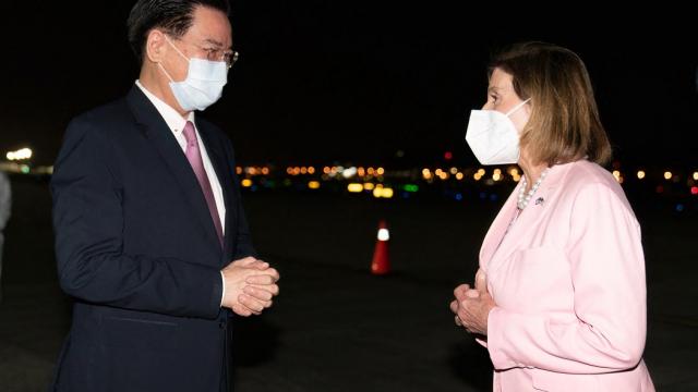 ¿Quién es Nancy Pelosi y por qué su visita a Taiwán es tan importante? Joseph Wu recibiendo a Nancy Pelosi