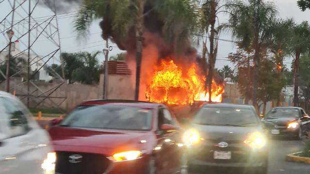 Se registra balacera y quema de vehículos en carretera a Saltillo Bloqueos en la carretera a Saltillo