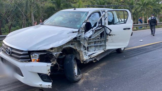 Una camioneta chocada en medio de una carretera